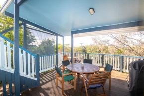 The Blue House - 100M TO BEACH, PET FRIENDLY, BIG HOUSE, SLEEPS 8